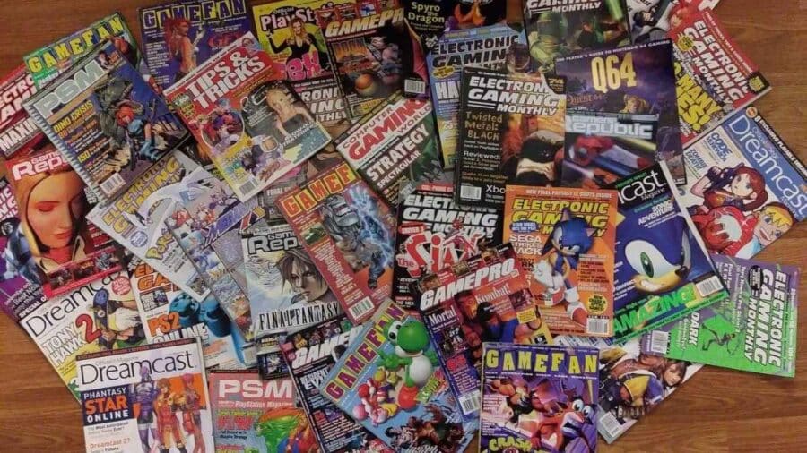 Collezione di riviste storiche di videogiochi anni ’80 e ’90 sparse su un pavimento, con copertine dedicate a console, giochi e cultura gaming retro.