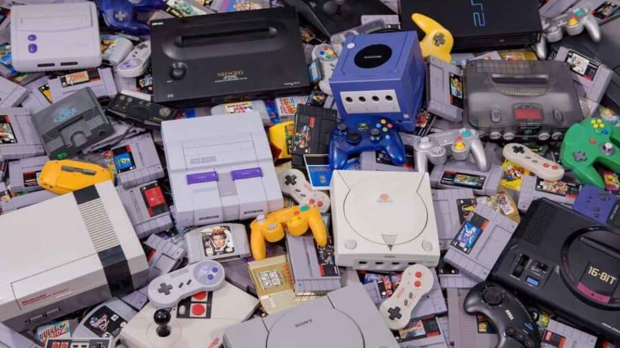 Collezione di console e videogiochi retro, tra NES, Super Nintendo, Nintendo 64, GameCube, Dreamcast, PlayStation e Neo Geo.