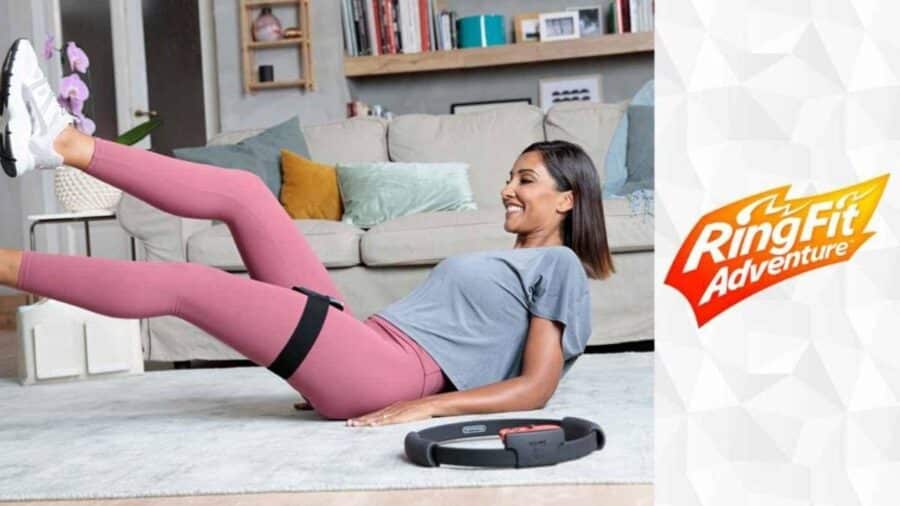 Donna si allena in casa con Ring Fit Adventure per Nintendo Switch, eseguendo esercizi a terra accanto al Ring-Con.