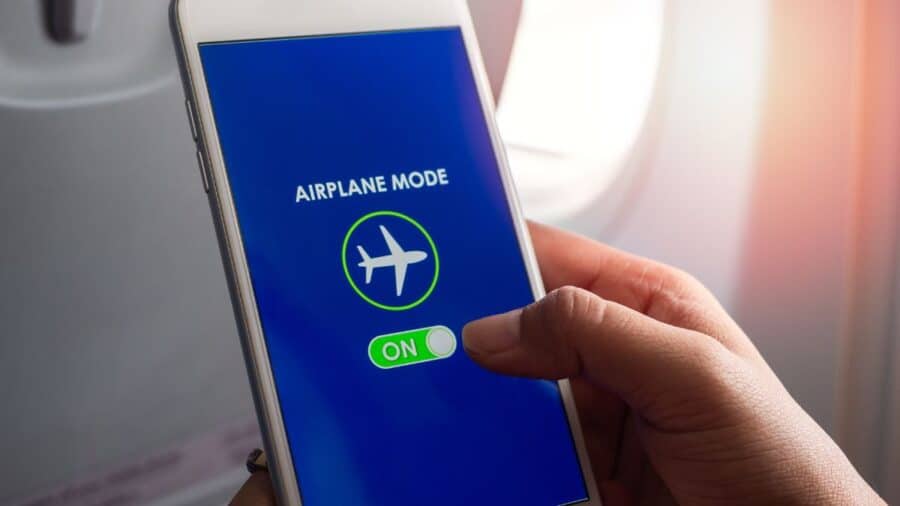 Smartphone in carica più veloce e meno stressato: cosa cambia con la modalità aereo