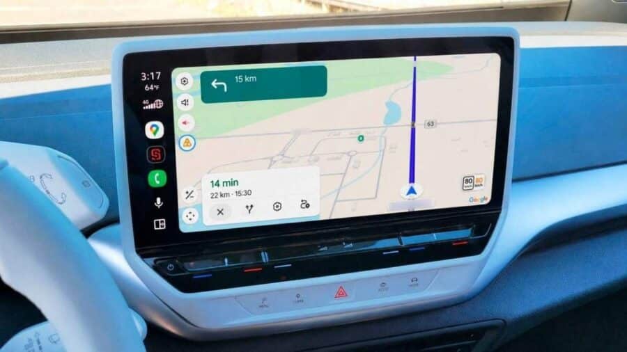 Schermo luminoso dell'infotainment di un'auto che mostra la schermata di navigazione di Google Maps tramite Android Auto. Nell'angolo in basso a destra spicca l'indicatore della velocità attuale affiancato al cartello del limite di velocità di 80 km/h