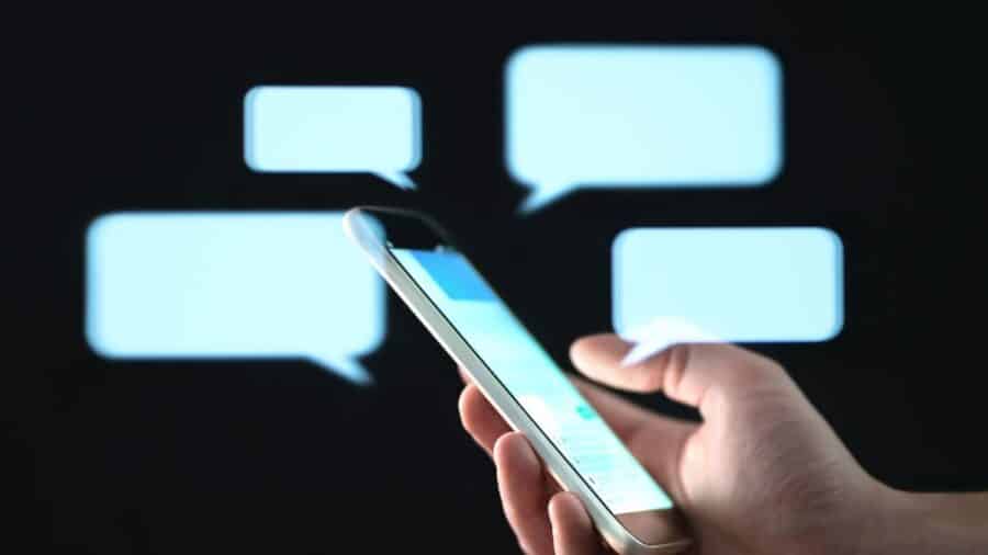 In Francia stop ai social per gli under 15