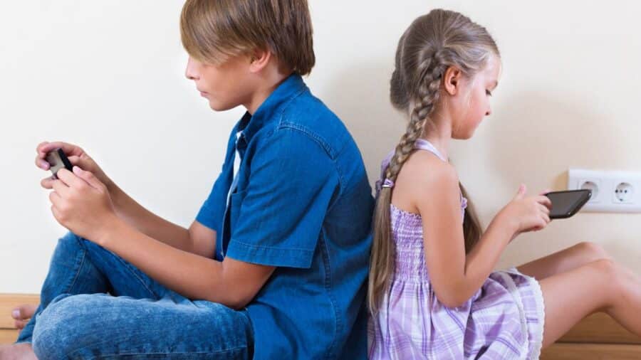 In Francia stop ai social per gli under 15