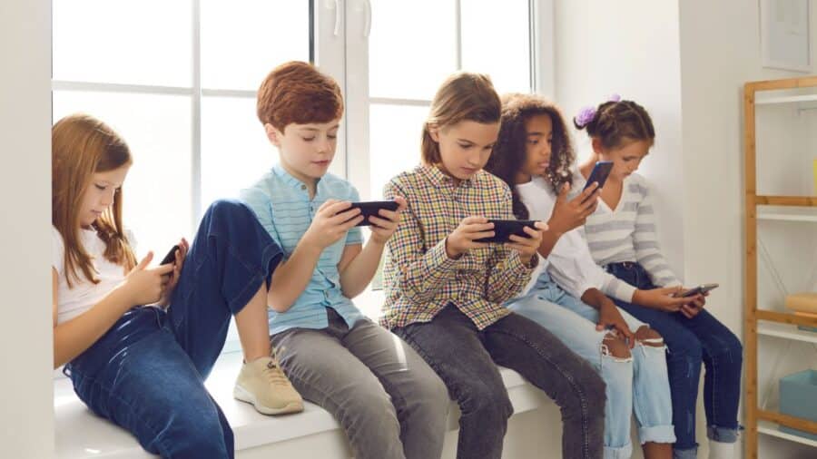 In Francia stop ai social per gli under