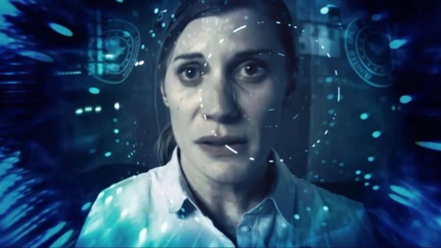 Primo piano del volto di una donna analizzato da un'interfaccia olografica azzurra con punti di tracciamento digitale e grafica fantascientifica.