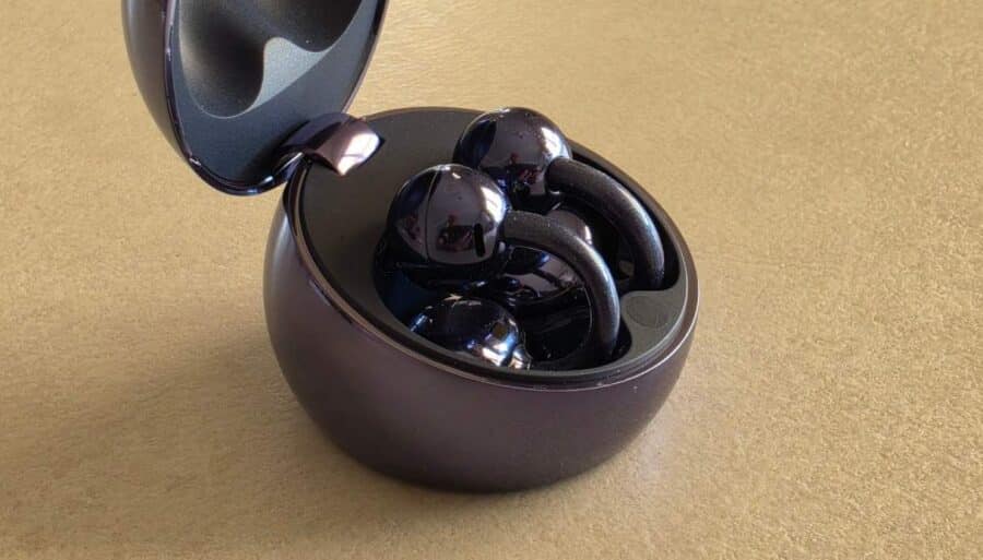 HUAWEI FreeClip 2 S, dettaglio degli auricolari open-ear alloggiati nella custodia di ricarica