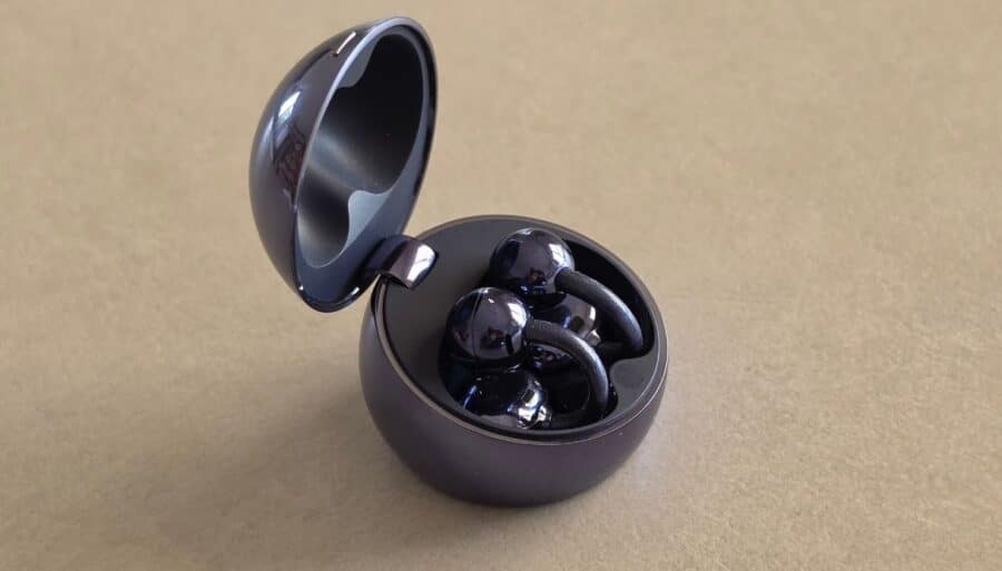 HUAWEI FreeClip 2 S nella custodia sferica aperta, auricolari open-ear con archetto C-bridge in vista