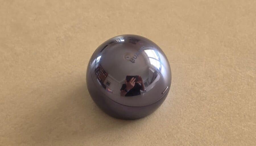 Custodia di ricarica sferica di HUAWEI FreeClip 2 S vista frontale con pulsante di pairing laterale