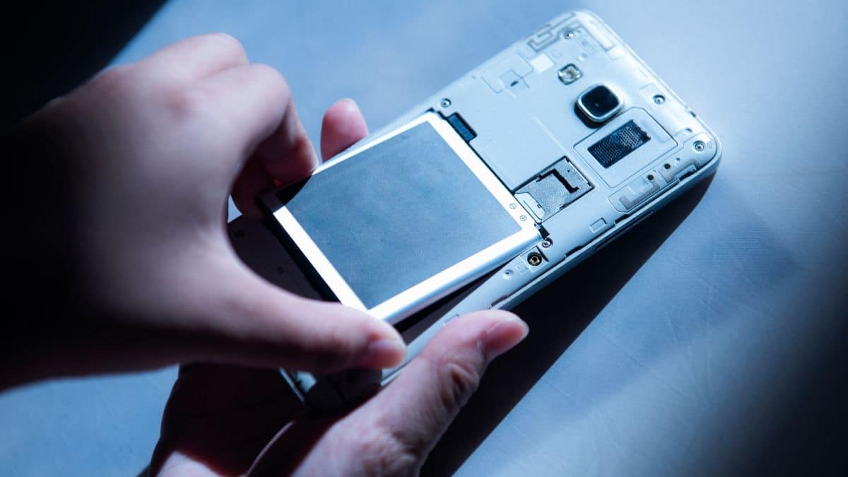 Perché gli smartphone non hanno più la batteria rimovibile
