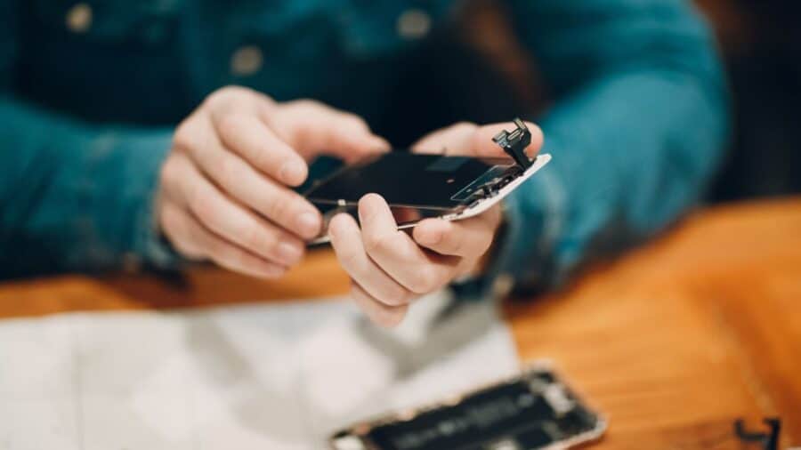 Perché gli smartphone non hanno più la batteria rimovibile
