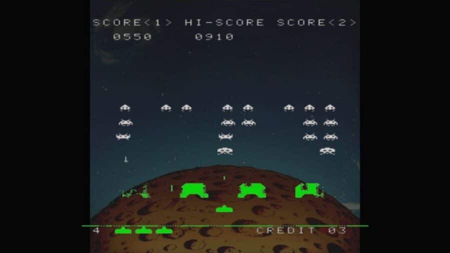 Versione arcade originale di Space Invaders che utilizza la tecnica del fondale sovrapposto, mostrando gli alieni bianchi che attaccano le difese verdi posizionate sulla superficie di un pianeta alieno arancione.