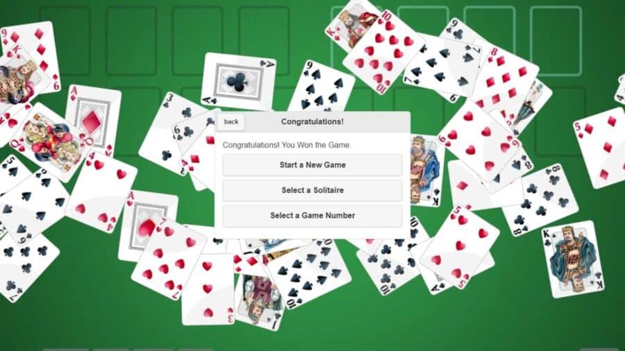 Schermata di vittoria del classico Solitario di Windows, con l'iconica animazione delle carte da gioco che rimbalzano e cadono a cascata riempiendo lo sfondo verde.