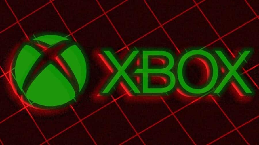 Logo iconico di Xbox illuminato di verde neon su uno sfondo scuro, caratterizzato da una griglia tridimensionale a linee rosse che trasmette un senso di allarme.