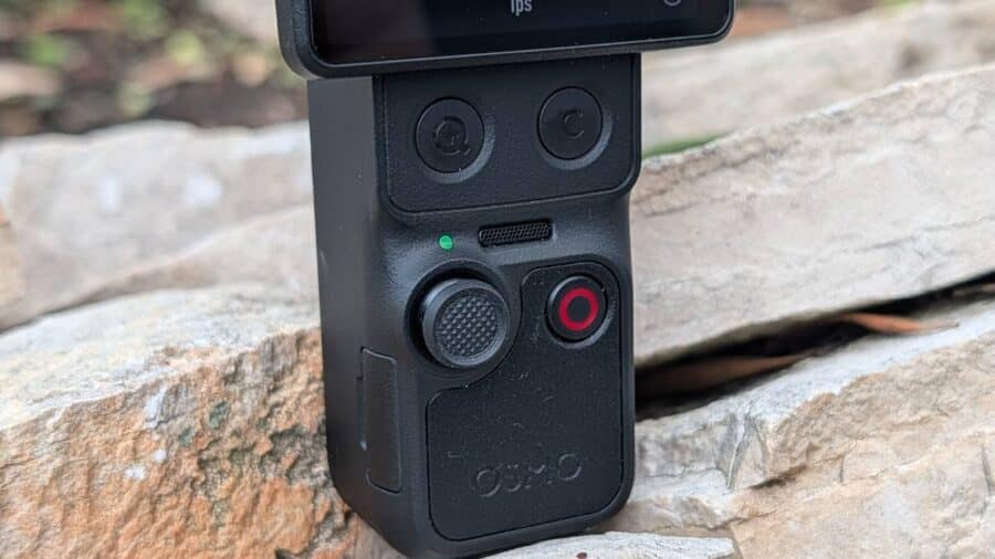 Dettaglio dei comandi fisici della DJI Osmo Pocket 4P, joystick e tasto di registrazione