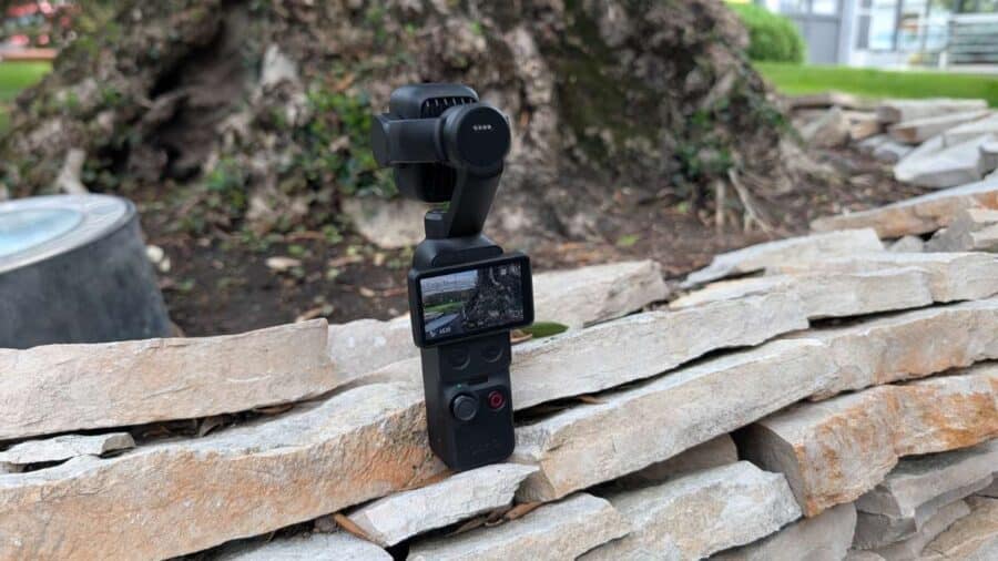 DJI Osmo Pocket 4P con gimbal esteso durante una ripresa all'aperto in giardino