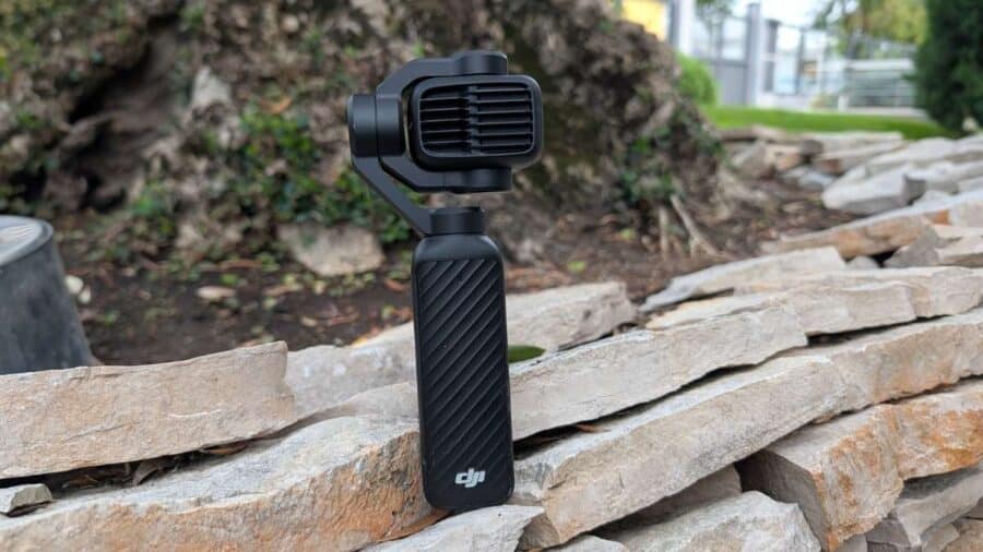 Profilo laterale della DJI Osmo Pocket 4P con gimbal richiuso e logo DJI in vista
