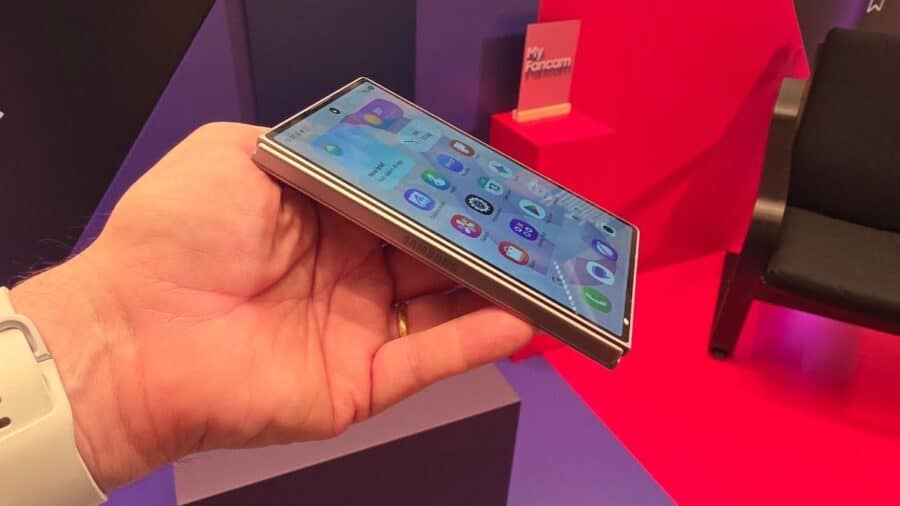 Samsung Galaxy Z Fold8 chiuso tenuto di taglio per mostrarne lo spessore