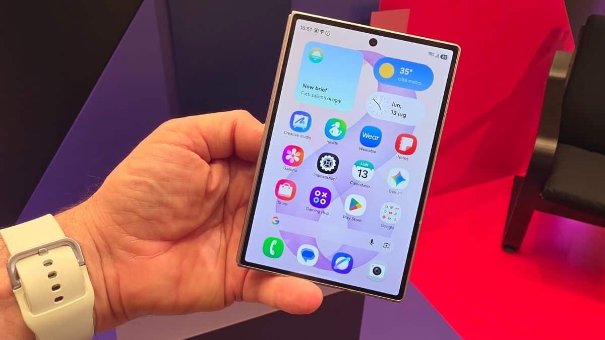 Samsung Galaxy Z Fold8 aperto con schermata home e widget Now Brief