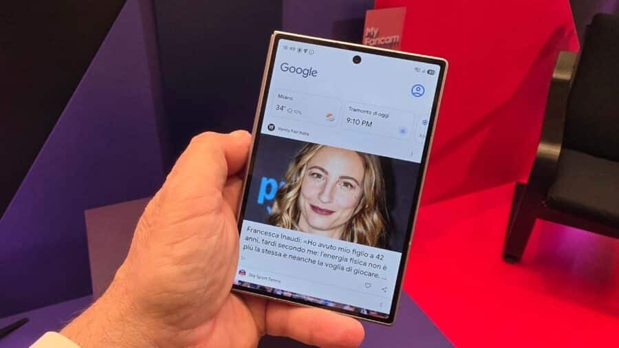 Samsung Galaxy Z Fold8 aperto con il feed Google Discover e un articolo in lettura