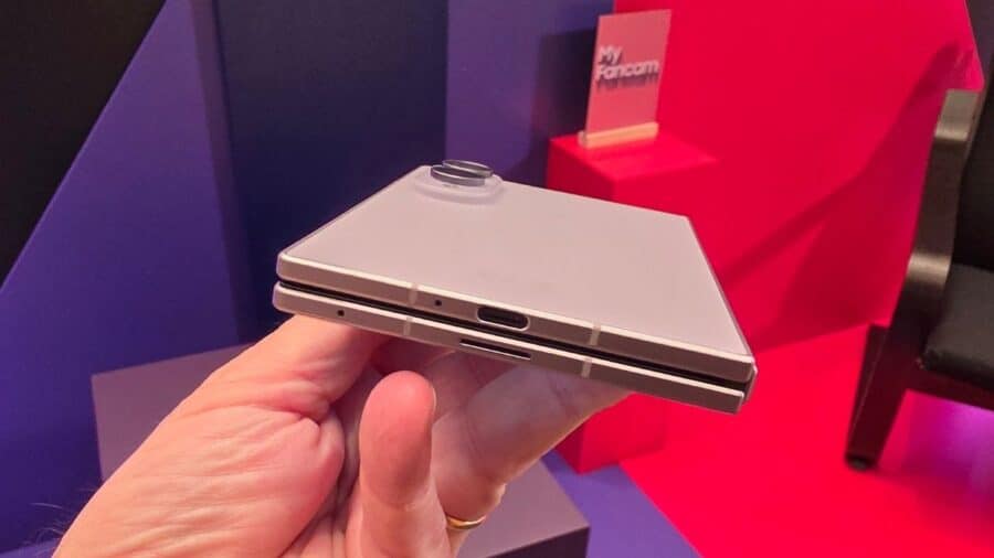 Samsung Galaxy Z Fold8 chiuso visto di profilo con porta USB-C e cerniera in evidenza