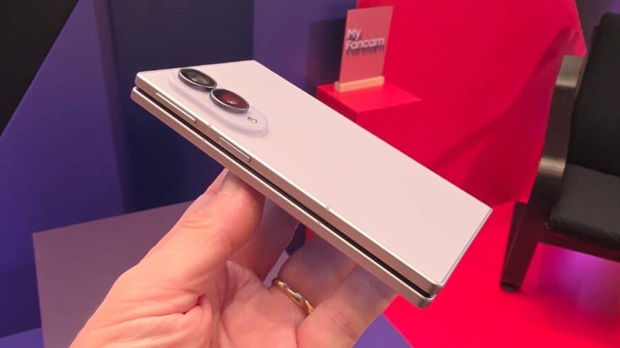 Samsung Galaxy Z Fold8 chiuso visto di profilo con doppia fotocamera in evidenza