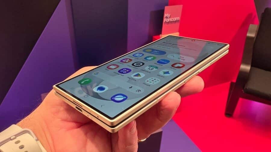 Samsung Galaxy Z Fold8 Ultra chiuso tenuto di taglio per evidenziarne la sottigliezza