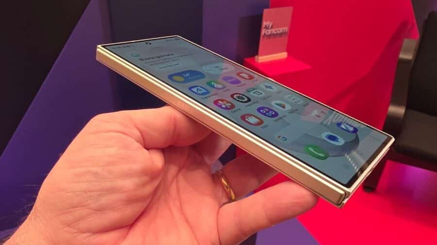 Samsung Galaxy Z Fold8 Ultra chiuso visto di lato per mostrarne lo spessore