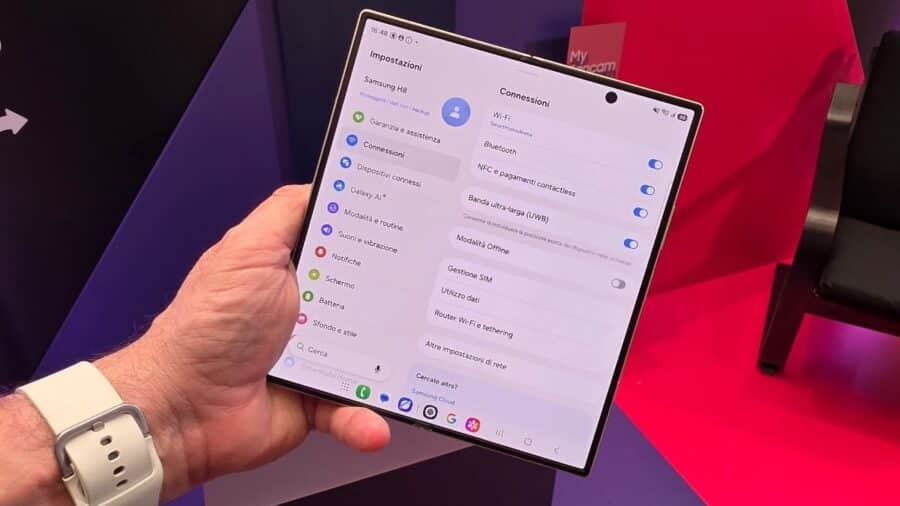 Samsung Galaxy Z Fold8 Ultra aperto con il menu Impostazioni e Connessioni visibile