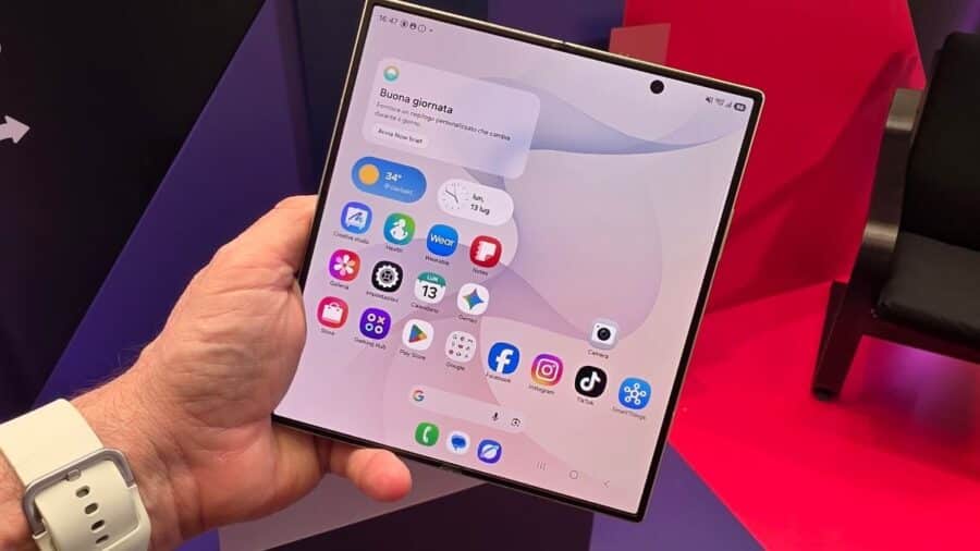 Samsung Galaxy Z Fold8 Ultra aperto con schermata home e widget Now Brief