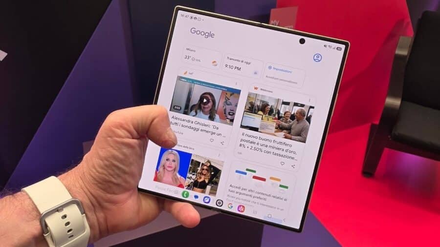 Samsung Galaxy Z Fold8 Ultra aperto con il feed Google Discover