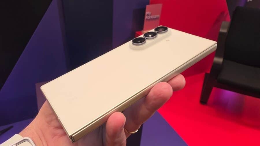 Samsung Galaxy Z Fold8 Ultra chiuso visto da un'angolazione laterale, tripla fotocamera in primo piano