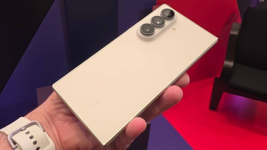 Vista del retro di Samsung Galaxy Z Fold8 Ultra chiuso, colorazione Cream