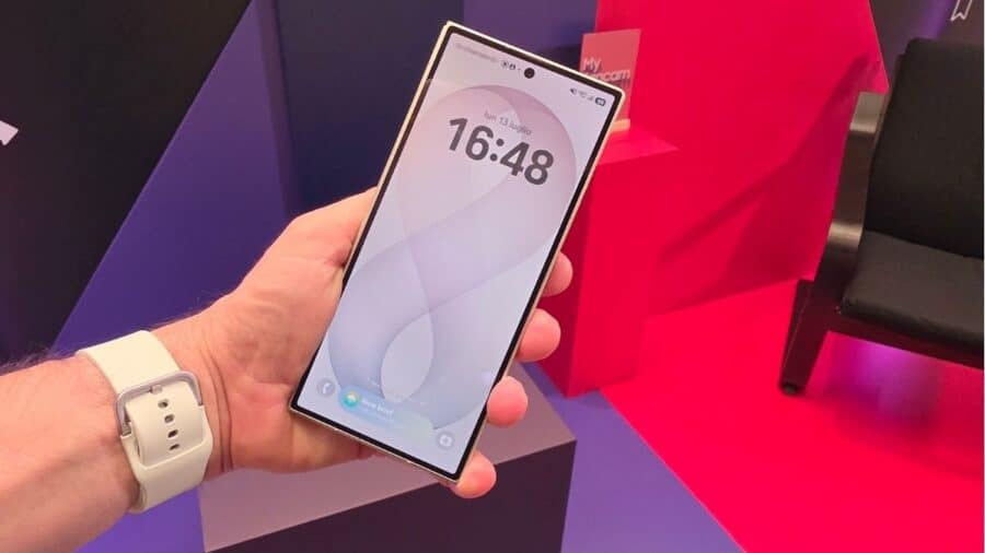 Samsung Galaxy Z Fold8 Ultra chiuso con display esterno che mostra l'orologio e una notifica Now Brief