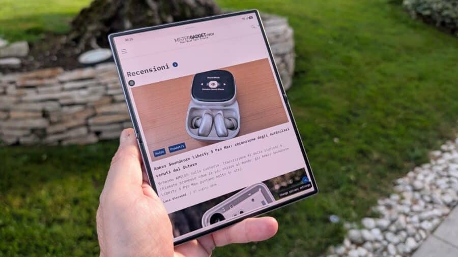 Galaxy Z Fold8 aperto in verticale con il sito MisterGadget.tech sullo schermo interno