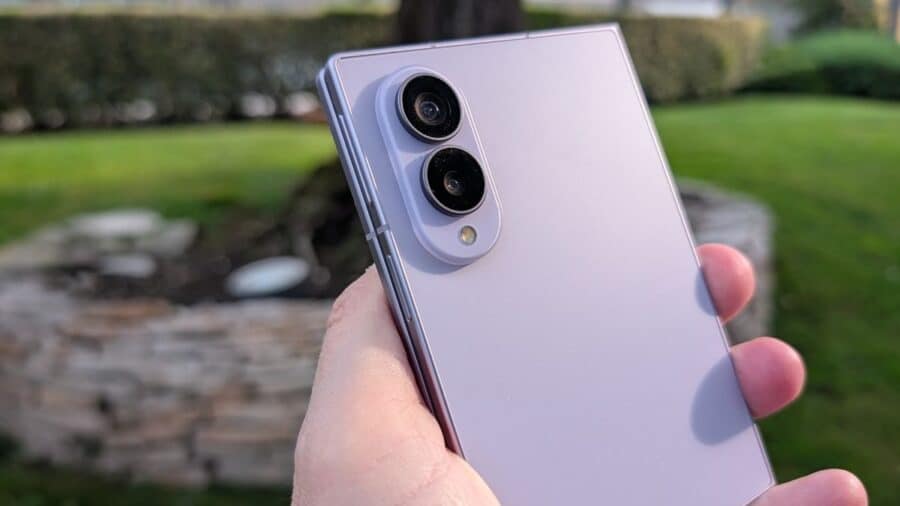 Retro di Galaxy Z Fold8 con doppia fotocamera da 50 megapixel, tenuto in mano all'aperto