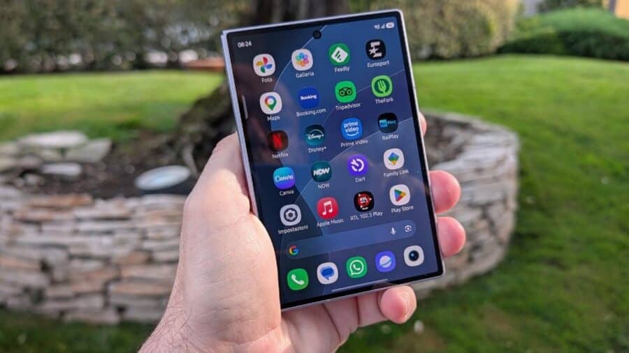 Display esterno di Galaxy Z Fold8 con la home screen e le icone delle app