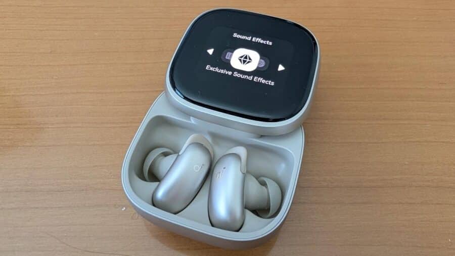 Custodia Anker Soundcore Liberty 5 Pro Max aperta con schermo AMOLED su Sound Effects e auricolari in vista