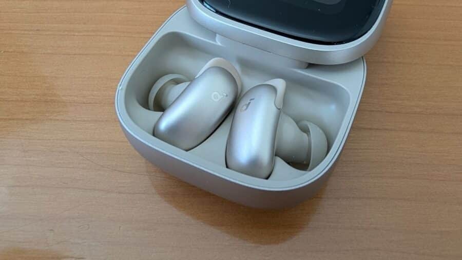 Dettaglio degli auricolari Anker Soundcore Liberty 5 Pro Max alloggiati nella custodia aperta