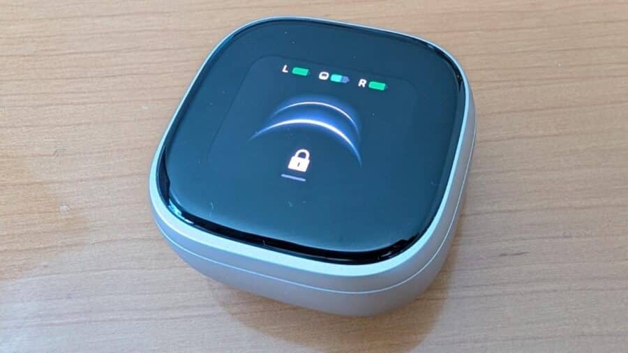 Custodia Anker Soundcore Liberty 5 Pro Max chiusa con icona lucchetto e batteria L O R sul display
