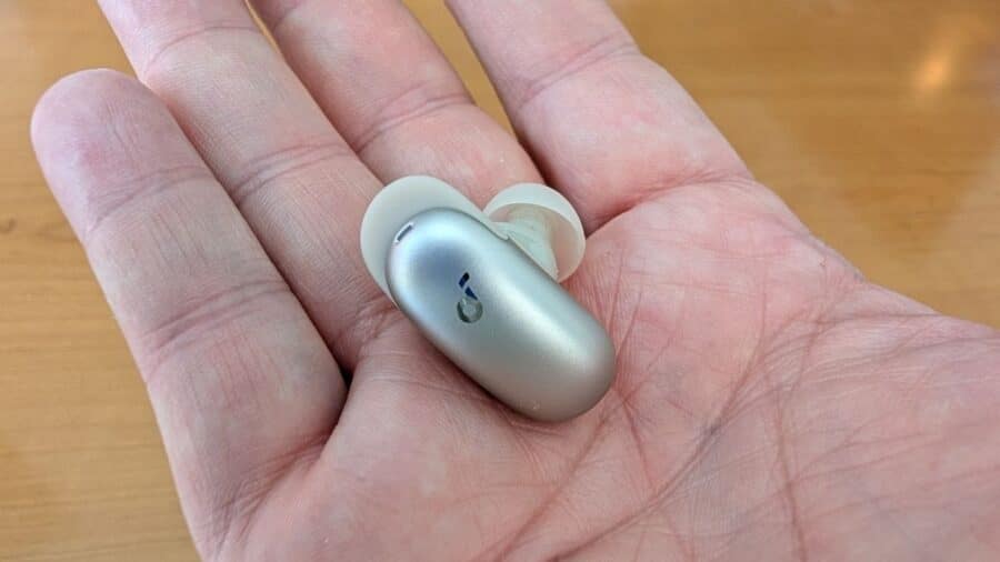 Auricolare Anker Soundcore Liberty 5 Pro Max in una mano, colorazione Titanio con gommino in vista