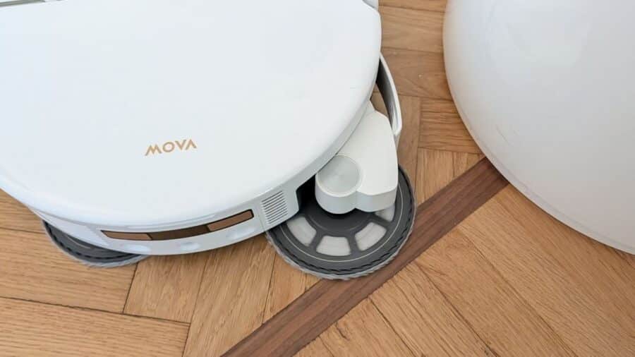MOVA V70 Ultra Complete visto di lato su pavimento in parquet, scocca bianca e ruota anteriore