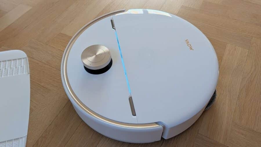 Robot MOVA V70 Ultra Complete con logo del marchio e spazzola laterale ripiegata sul lato