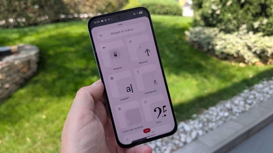 Schermata home del Nothing Phone (4b) con widget Batteria, ChatGPT e Contapassi