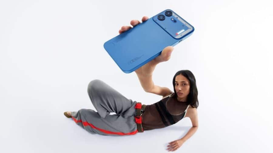 Nothing Phone (4b) blu mostrato di spalle da una modella