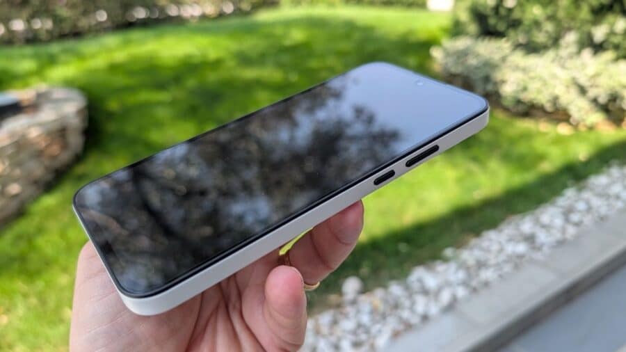 Nothing Phone (4b) visto di profilo, con bordi e porta USB-C in evidenza durante il test