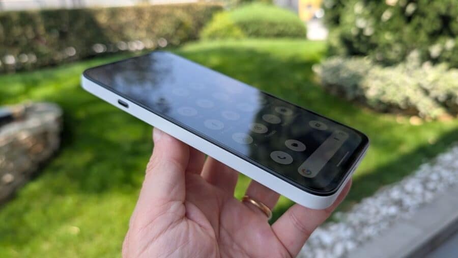 Nothing Phone (4b) di profilo con schermo acceso su menu di condivisione social