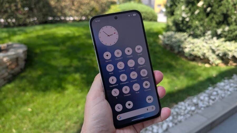 Home screen del Nothing Phone (4b) con icone di app tra cui Gemini, ChatGPT e Instagram