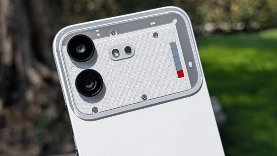 Dettaglio del modulo fotocamere trasparente e della Glyph Bar del Nothing Phone (4b)