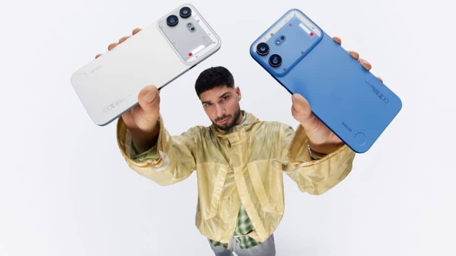Nothing Phone (4b) nelle colorazioni bianco e blu a confronto