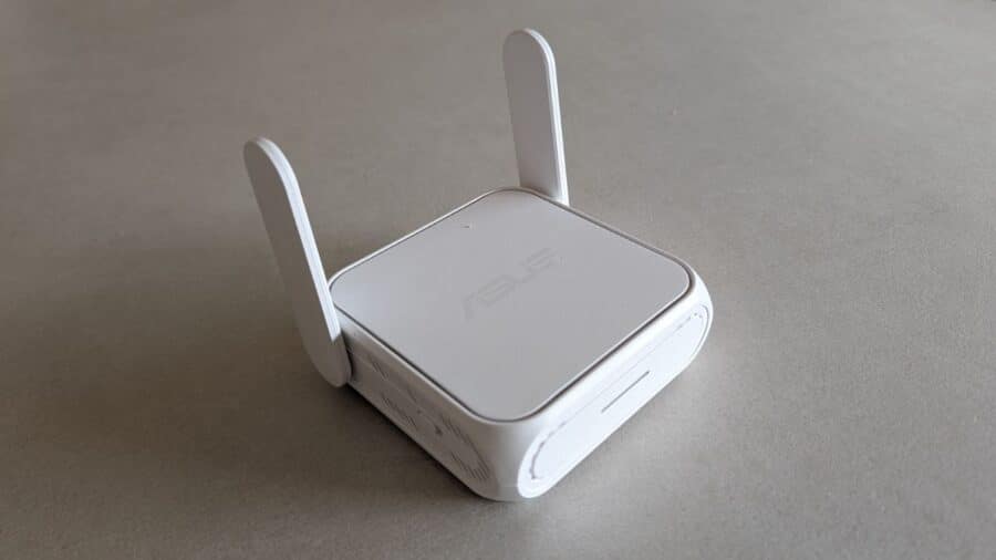 ASUS RT-BE58 Go visto dall'alto con antenne estese verticalmente, logo ASUS sul pannello superiore